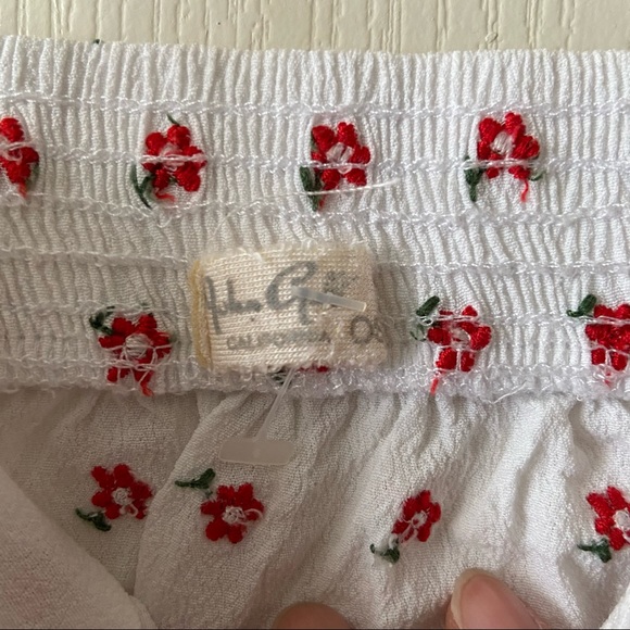 ✨3/$15✨brandy melville j galt floral red rose crop top with tie - Picture 4 of 7